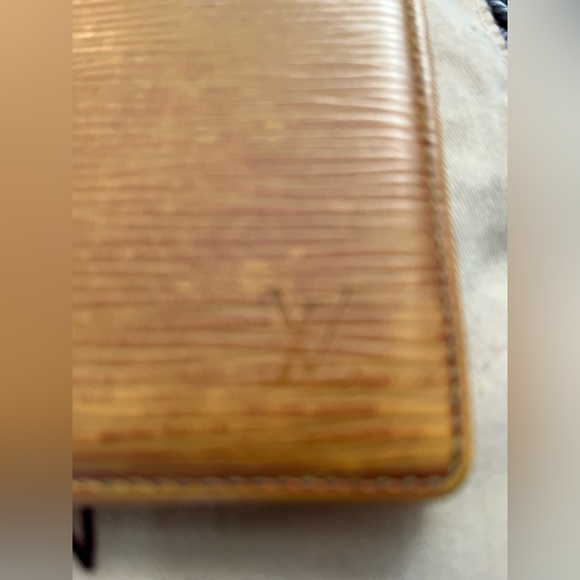 Authentic Louis Vuitton Men’s epi wallet - Picture 2 of 7